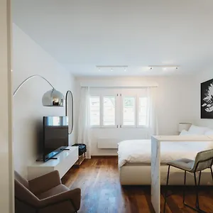 Romantic Jump Overlooking River, Free Parking Appartamento